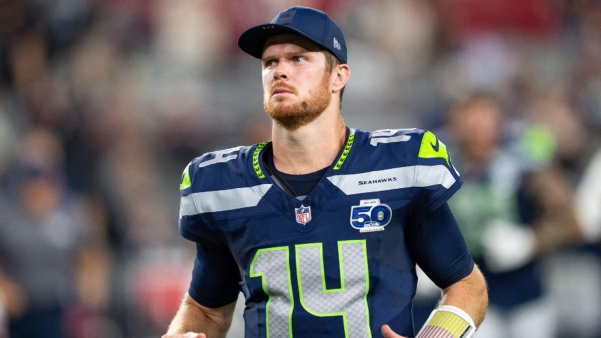 NFL Roundup: Playoff Quarterbacks In the Spotlight NFL Roundup: Playoff Quarterbacks In the Spotlight