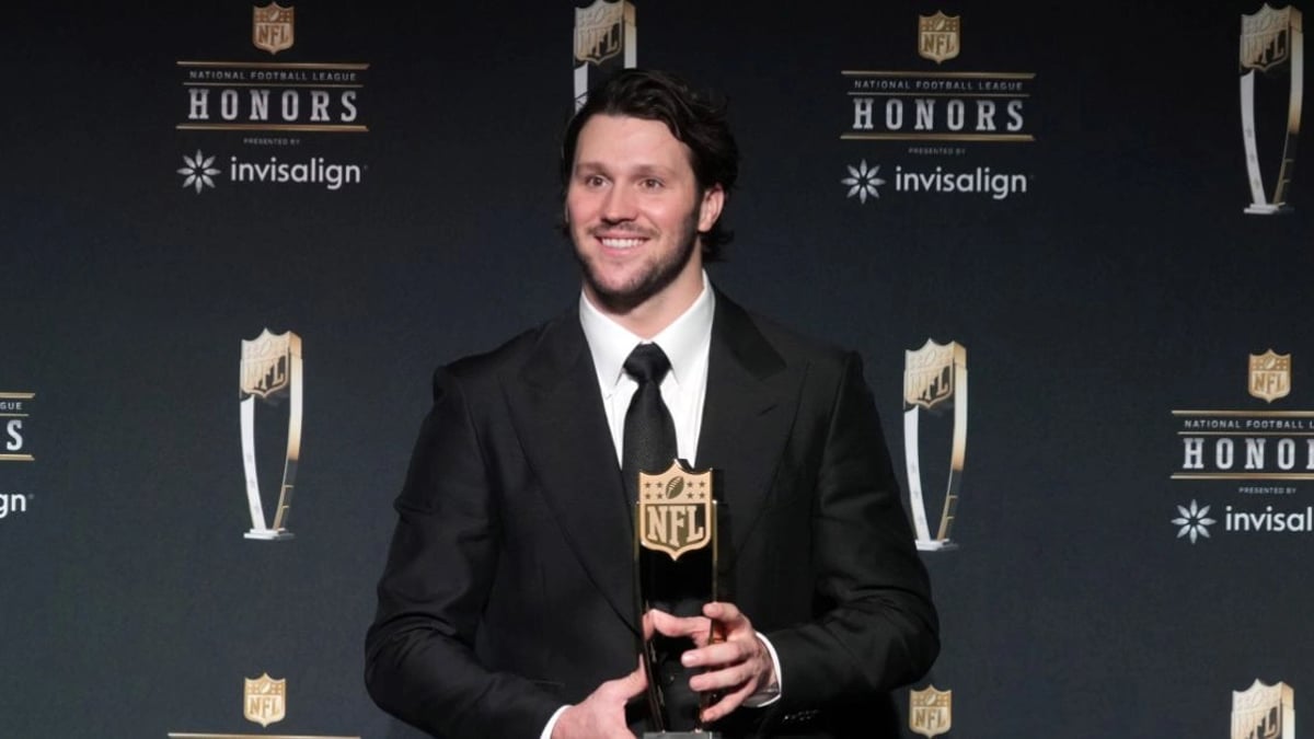 NFL Individual Awards Betting Guide: How to Bet MVP, OPOY, DPOY and Rookie Awards NFL Individual Awards Betting Guide: How to Bet MVP, OPOY, DPOY and Rookie Awards