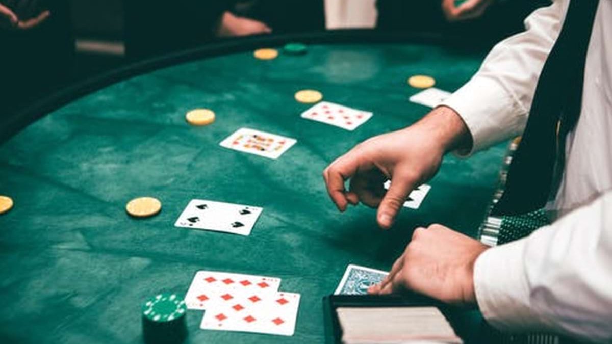 Quem dá as cartas no cassino? Quem dá as cartas no cassino?