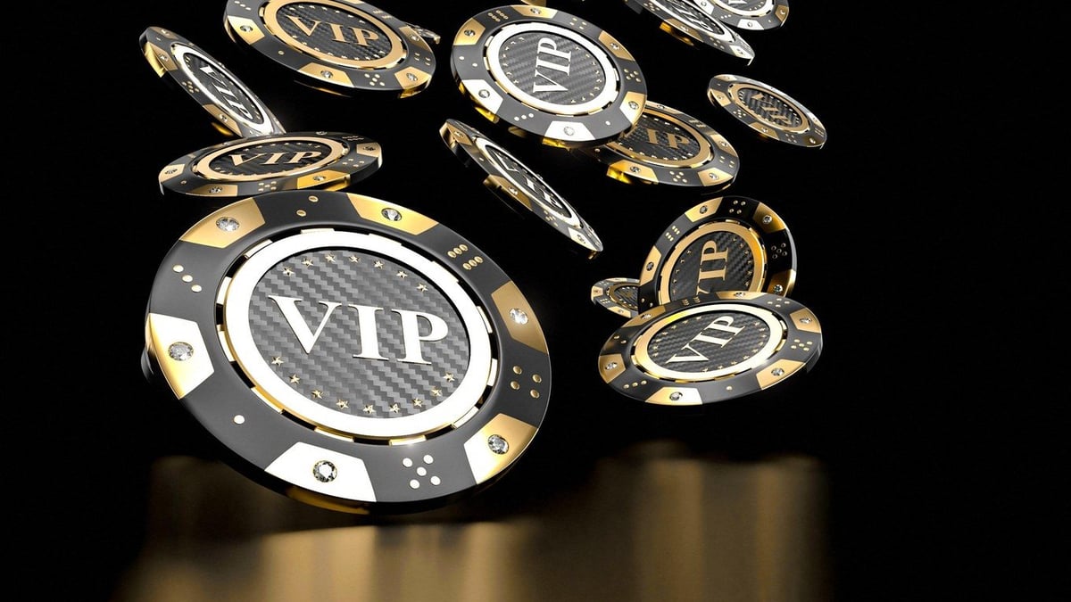 Best VIP Casinos and High Roller Sites Gold and black VIP casino chips on a dark background