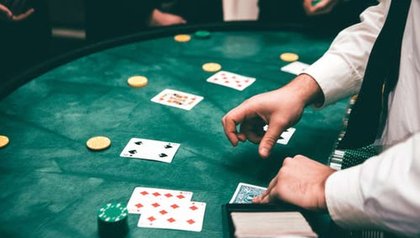 Quem dá as cartas no cassino?
