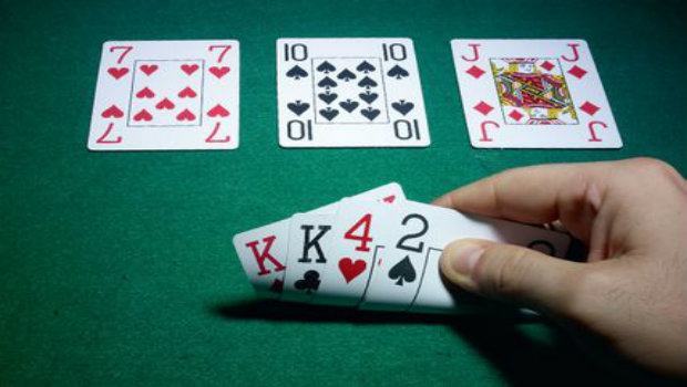 Omaha Poker vs Texas Hold'em Poker: Key Game and Strategy Differences