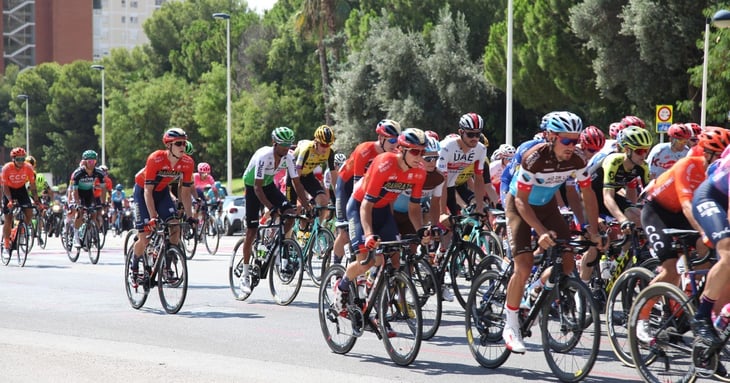 Het peloton onderweg tijdens de Vuelta a Espana